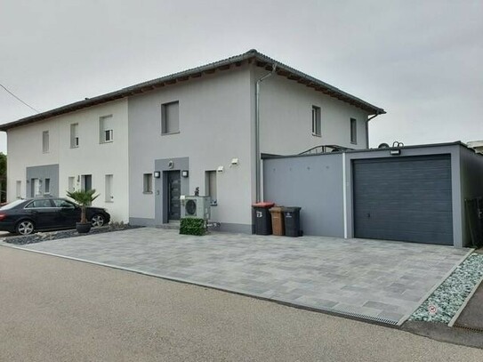 Eckreihenhaus mit Pool und Pavillon in ruhiger Siedlungslage und mit vielen Extras / HWB 28