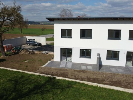 Achtung neuer Preis! Schlüsselfertige Doppelhaushälfte Links Ziegelmassiv Modern Living mit Gartenfläche im Grünen!