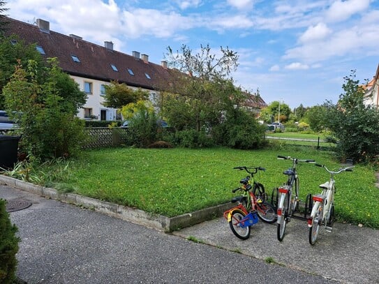 EG Sonniger Garten und 4 Zimmer + Küche + Garten und Garage