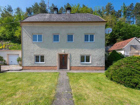 Sanierungsbedürftiges Einfamilienhaus in zentraler ruhiger Lage in Neuzeug!