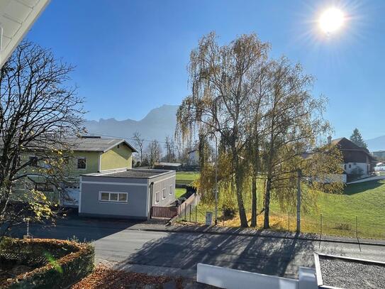 Top 1 – Dachgeschosswohnung mit Garten und Pavillon in Gmunden – Blick auf den Traunstein und Grünberg