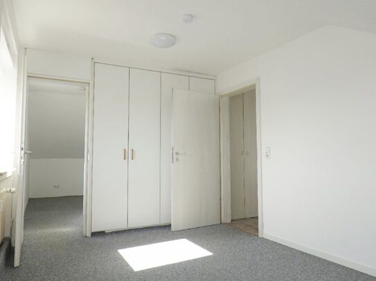 Gepflegte ca. 89 m² große DG-Wohnung mit großem Wohn-/Esszimmer, Tageslichtbad und PKW-Stellplatz