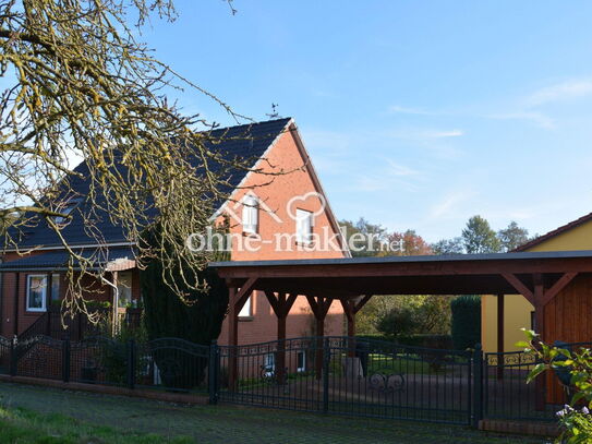 Zwei Wohnhäuser mit Doppelcarports und Nebengebäude