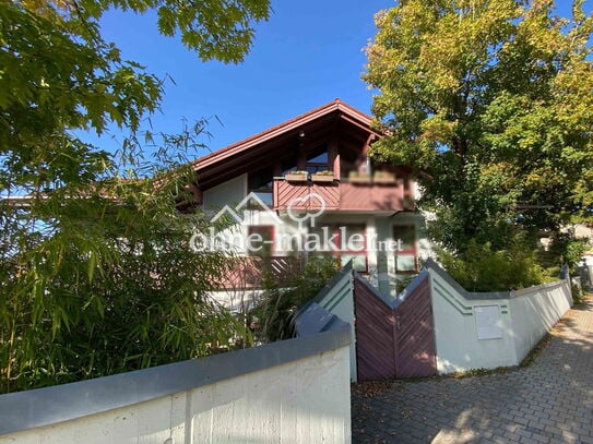 Traumhafte, renovierte 3-Zimmer-Dachgeschosswohnung mit Ausblick & Balkonen im Herzen Grabenstätts