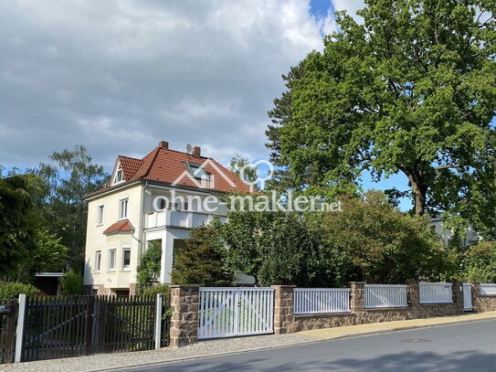 Von privat: Villa im Herzen Radebeuls vor Spitzhaus und Weinbergen - mit Baugrund