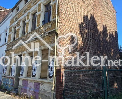 entkerntes Mehrfamilienhaus auf großem Grundstück aus Jahrhundertwende