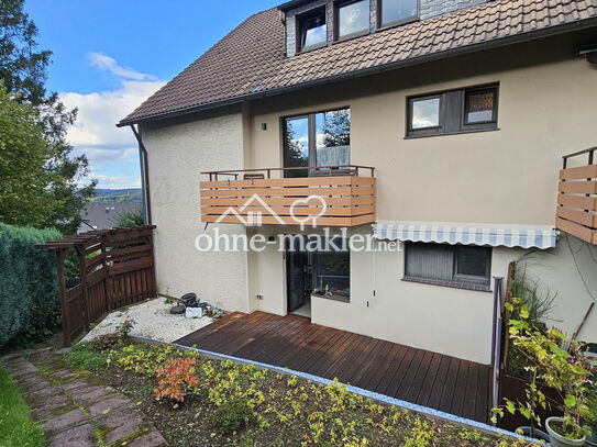 Elegante Erdgeschosswohnung mit Terrasse, Gartenblick, Balkon und zwei Bädern mit Fenster.