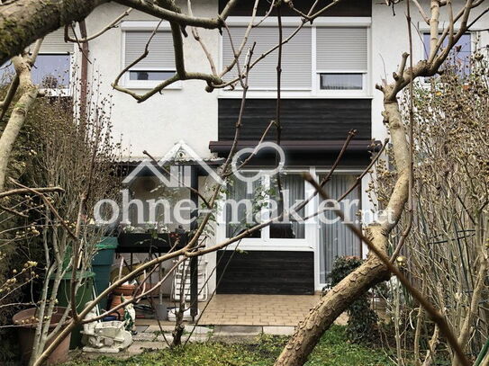 Älteres Reihenmittelhaus mit überdachter Terrasse und kleinem Gartenanteil