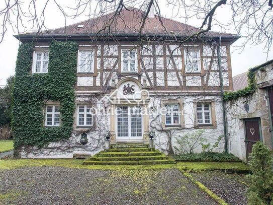 Schlossgrundstück mit Herrenhaus, Scheuer, Pferdeboxen und angrenzenden Bauplätzen