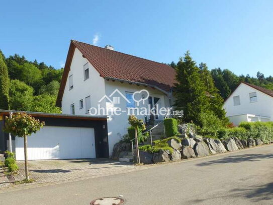 Freistehendes gepflegtes Einfamilienhaus mit großem Garten und Doppelgarage in ruhiger Waldrandlage