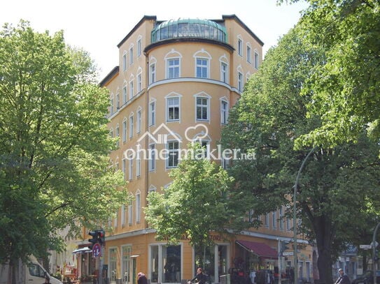 offen geschnittene Dachgeschosswohnung im Wrangelkiez mit Einbauküche