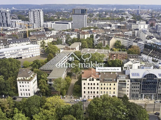 Dachgeschoßwohnung mit Blick über den Hofgarten und Potenzial zur Erweiterung