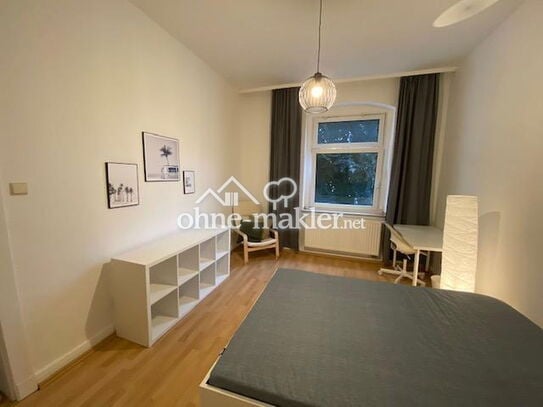 Ab sofort - großes modern möbliertes WG-Zimmer in Düsseldorf-Benrath