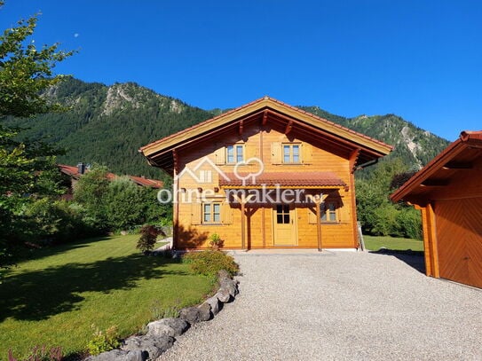 Freistehendes Holzblockhaus mit traumhaftem Bergblick