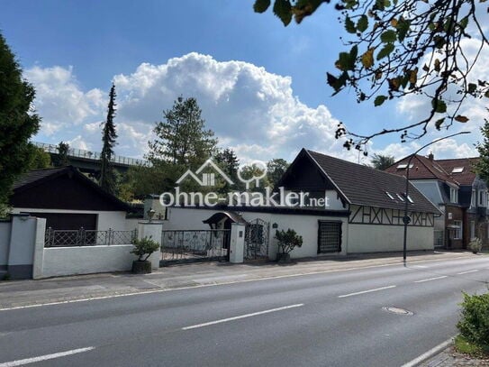 Freistehendes 1-2 Familienhaus,Hallenbad,Terrasse