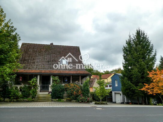 Saniertes Einfamilienhaus mit vermietetem, freistehendem Nebenhaus und Garten.