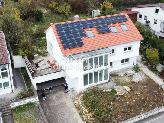 Moderne UG-Wohnung mit großem Wintergarten, Erstbezug nach energetischer Sanierung zu A+-Haus