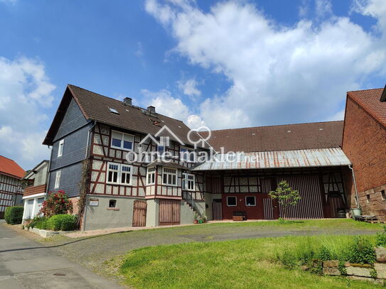 Sanierter Bauernhof mit Scheunen und Land in Ortsrandlage