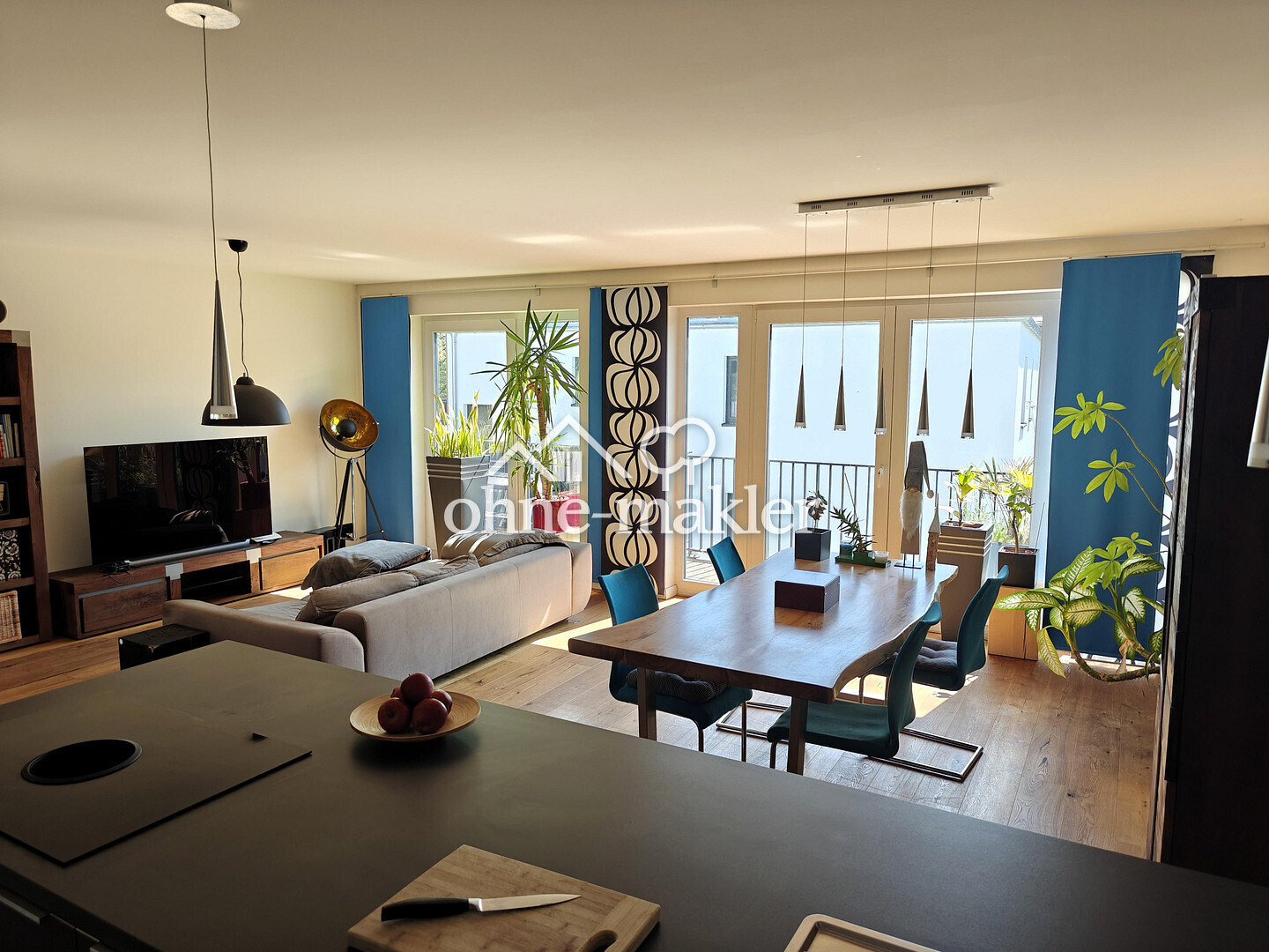 Exklusives Raumkonzept: En-suite Bad, Ankleidezimmer & großer Süd-Balkon in sonnigem Smart Home