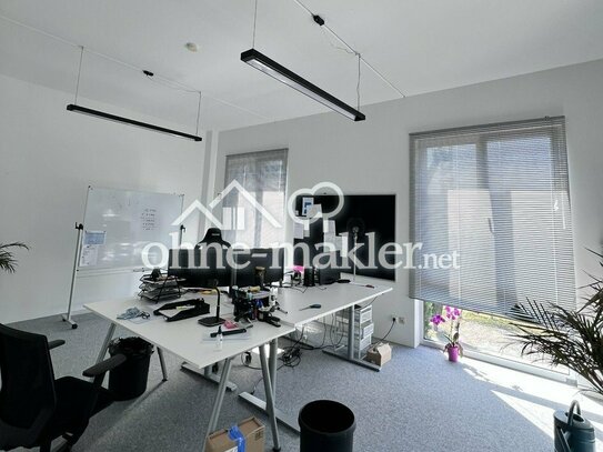 Helles Loft-Büro mit raumhohen Fenstern - Die ideale Umgebung für innovative Start-ups