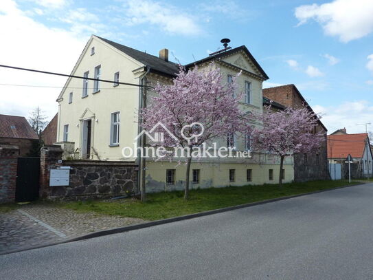 Bauernhaus und teilausgebaute Scheune