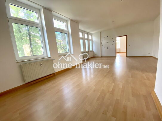 Helle Altbauwohnung mit großem Wohnzimmer und hohen Decken