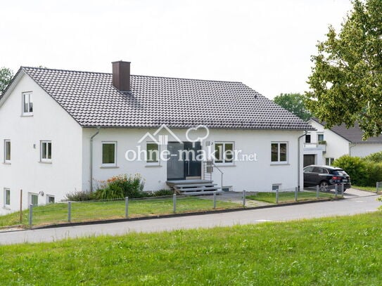 Zweifamilienhaus mit Weitsicht und Bauland in Bogenweiler