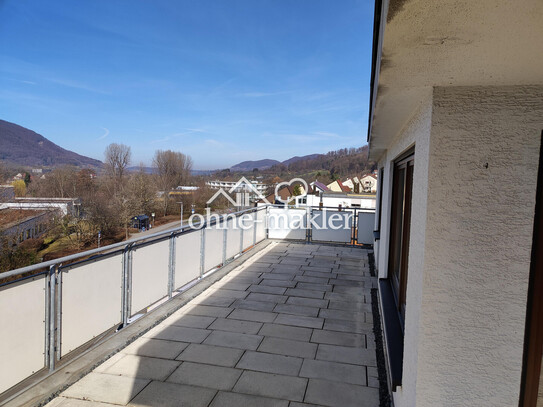 Lichtdurchflutete Penthouse 4-Zimmer-Wohnung mit großem Balkon und Einbauküche in Bad Urach