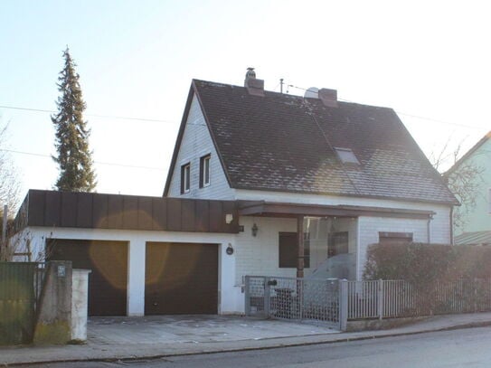 Einfamilienhaus mit Doppelgarage und großem Garten