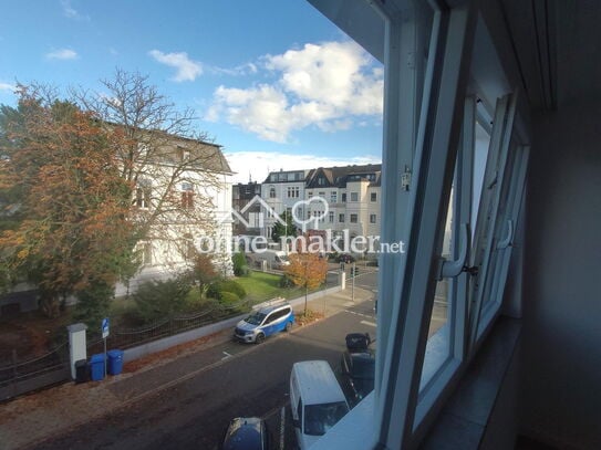 Zentral gelegene, geräumige 3-Zimmer Wohnung mit Balkon, Anwohnerparken!