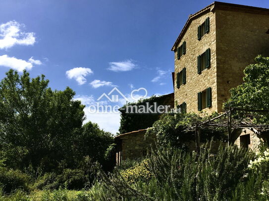 Villa/Anwesen in einem der schönsten Dörfer der Toskana/ unique property in the heart of Tuscany